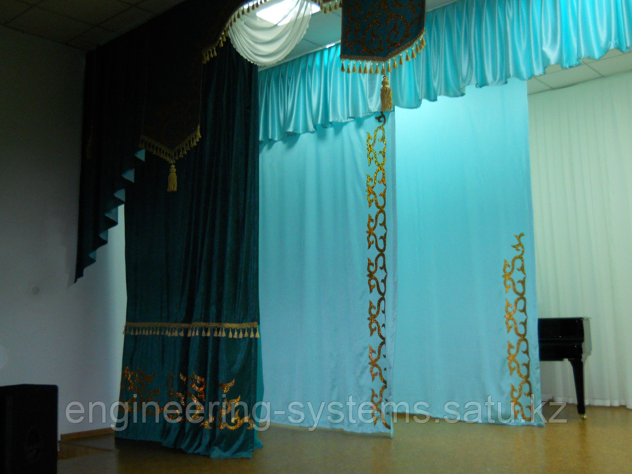 Антрактно-раздвижной занавес, механика сцены, концертное оборудование.