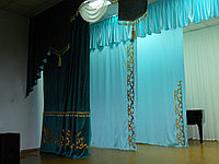 Антрактно-раздвижной занавес, механика сцены, концертное оборудование.