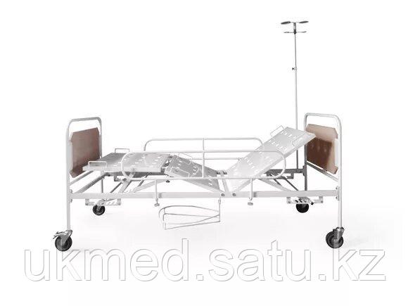 Кровать медицинская функциональная 3-х секционная (на колесах) винтовым подъемником ЮМ КФМ-03