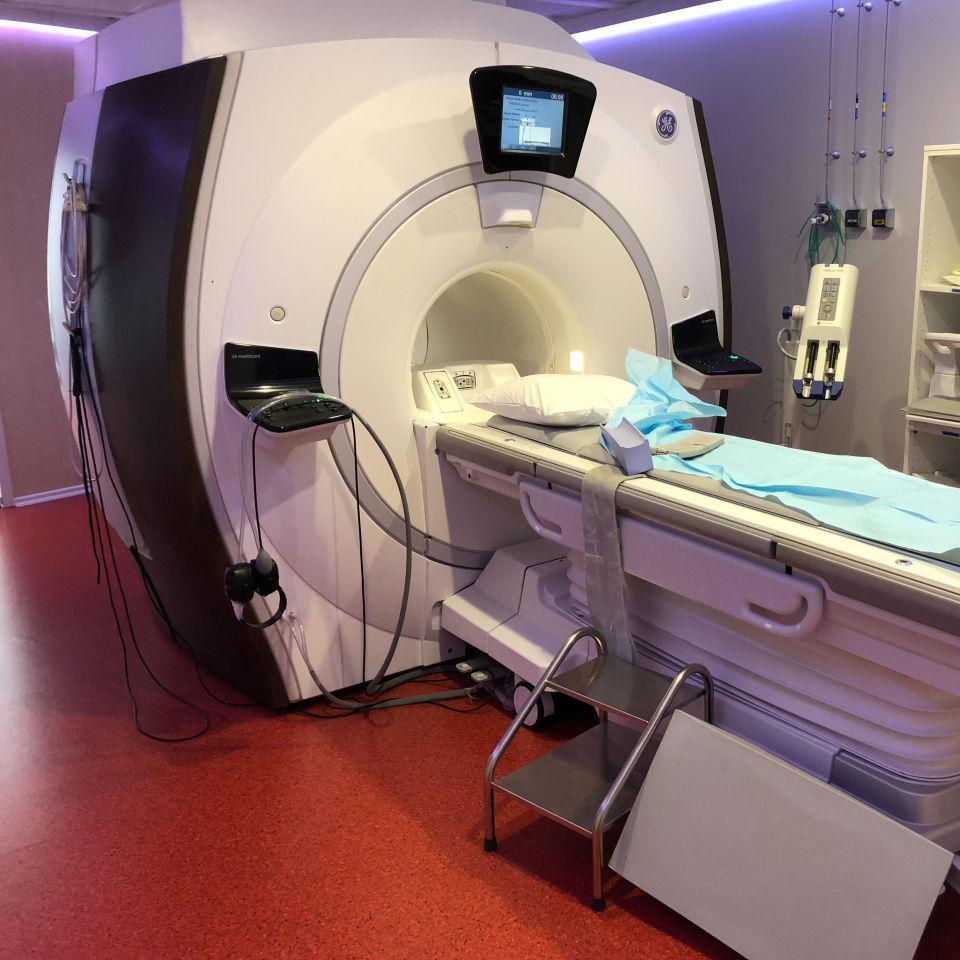Магнитно-резонансный томограф GE Optima MR 450W 1.5 T 32 ch GEM