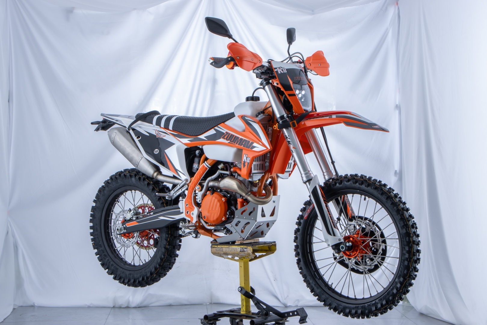 Мотоцикл ZUUMAV K8-NC300SR черный, белый, оранжевый