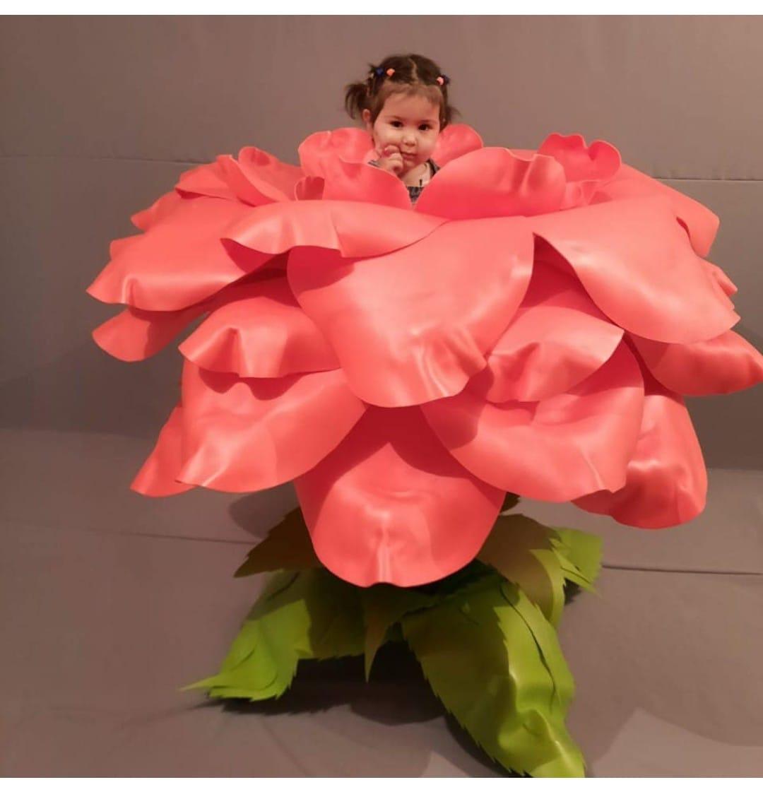 Трон в форме цветка на колесах