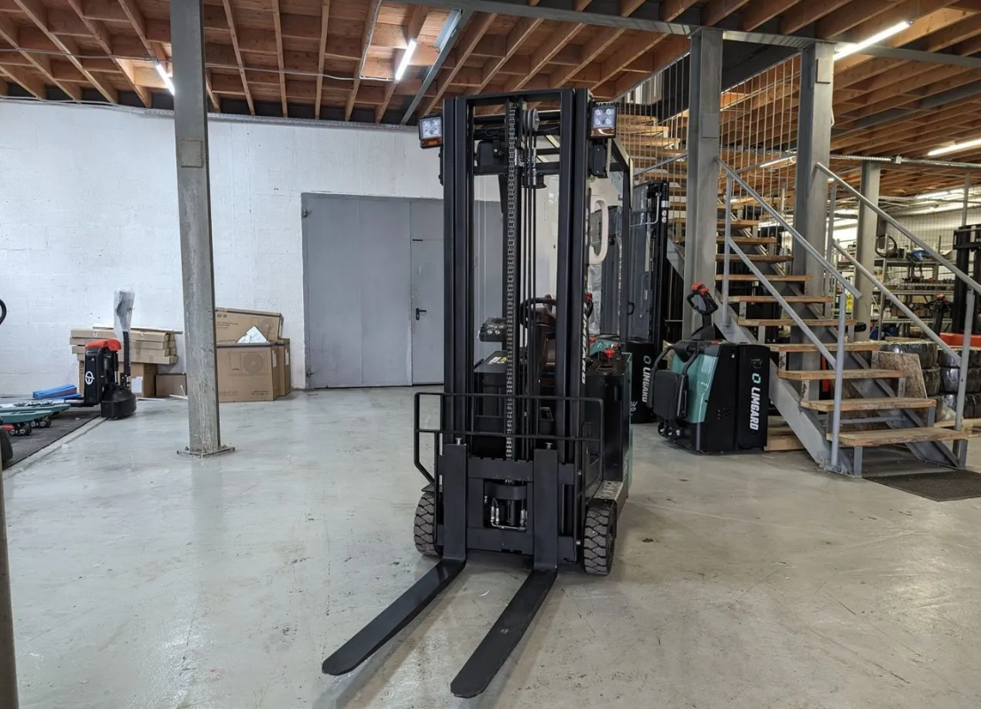 Погрузчик вилочный электрический LIMGARD FE10ATB (AGM, 2W300, ST, F-1070, 250 Ah, трехопорный)