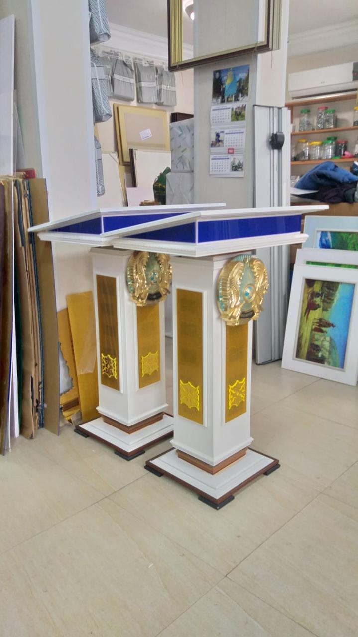 Трибуна с гербом РК и накладным орнаментом