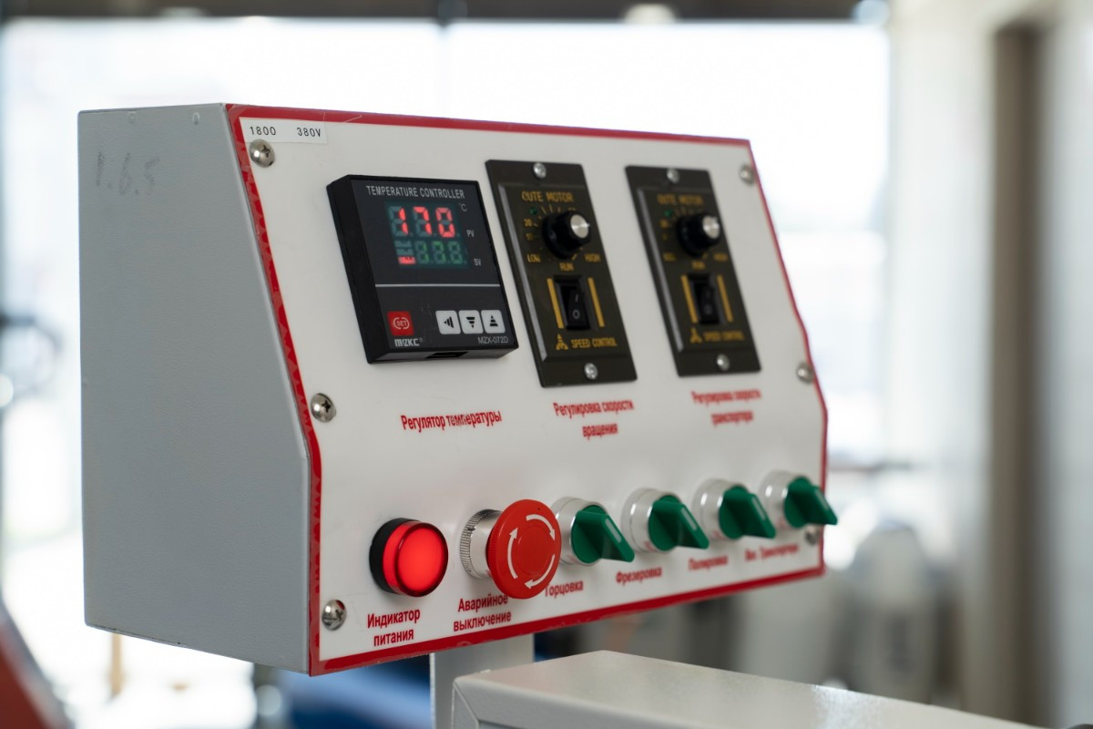 Автоматический кромкооблицовочный станок DELTAMACHINERY DM-130