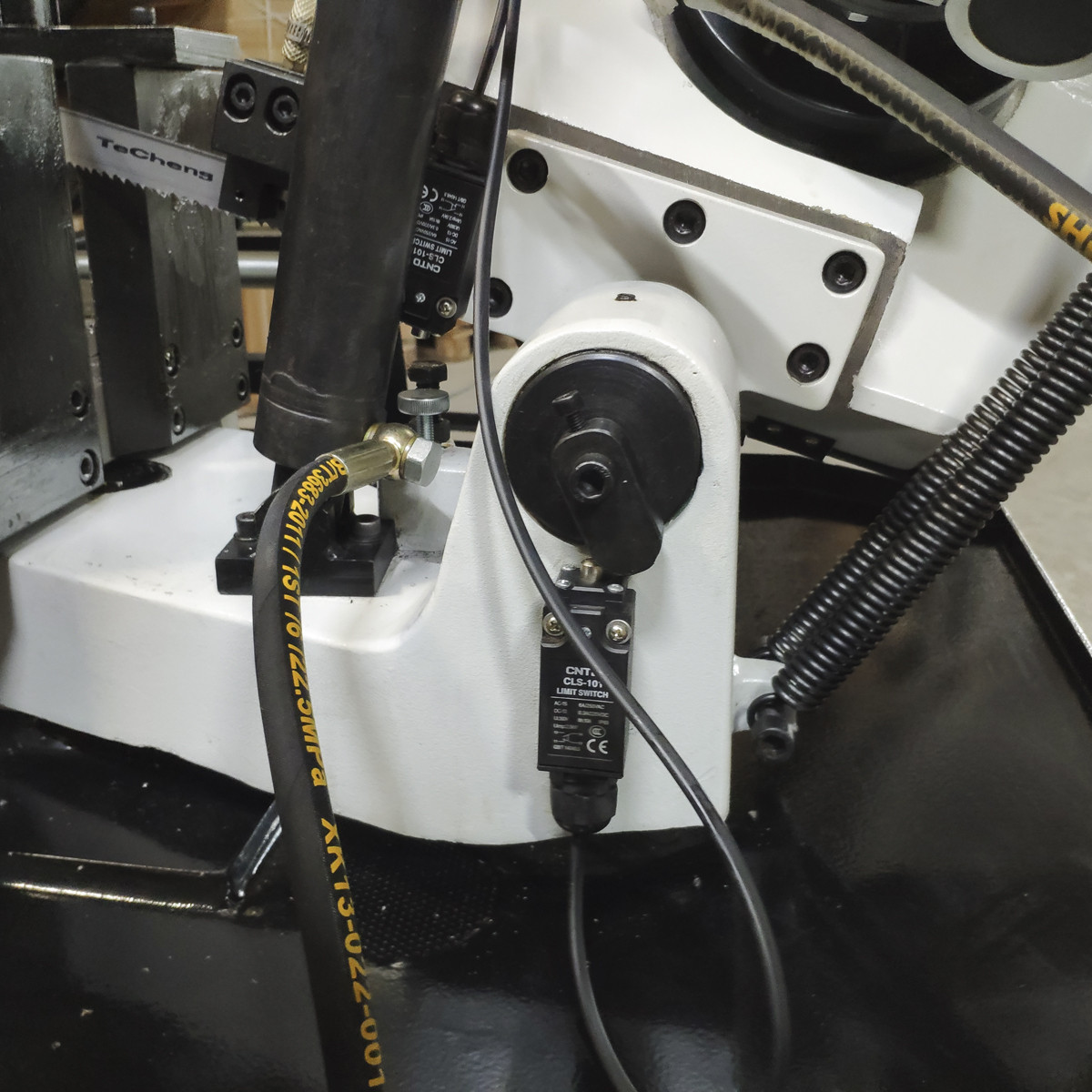 Станок ленточнопильный полуавтоматический Stalex SBS-250B