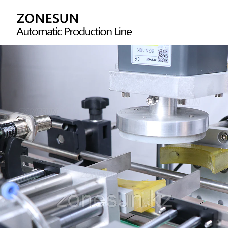 ZONESUN ПОЛНОСТЬЮ АВТОМАТИЧЕСКАЯ ПНЕВМАТИЧЕСКАЯ ЭТИКЕТИРОВОЧНАЯ МАШИНА ДЛЯ УКУПОРКИ КРУГЛЫХ БАНОК
