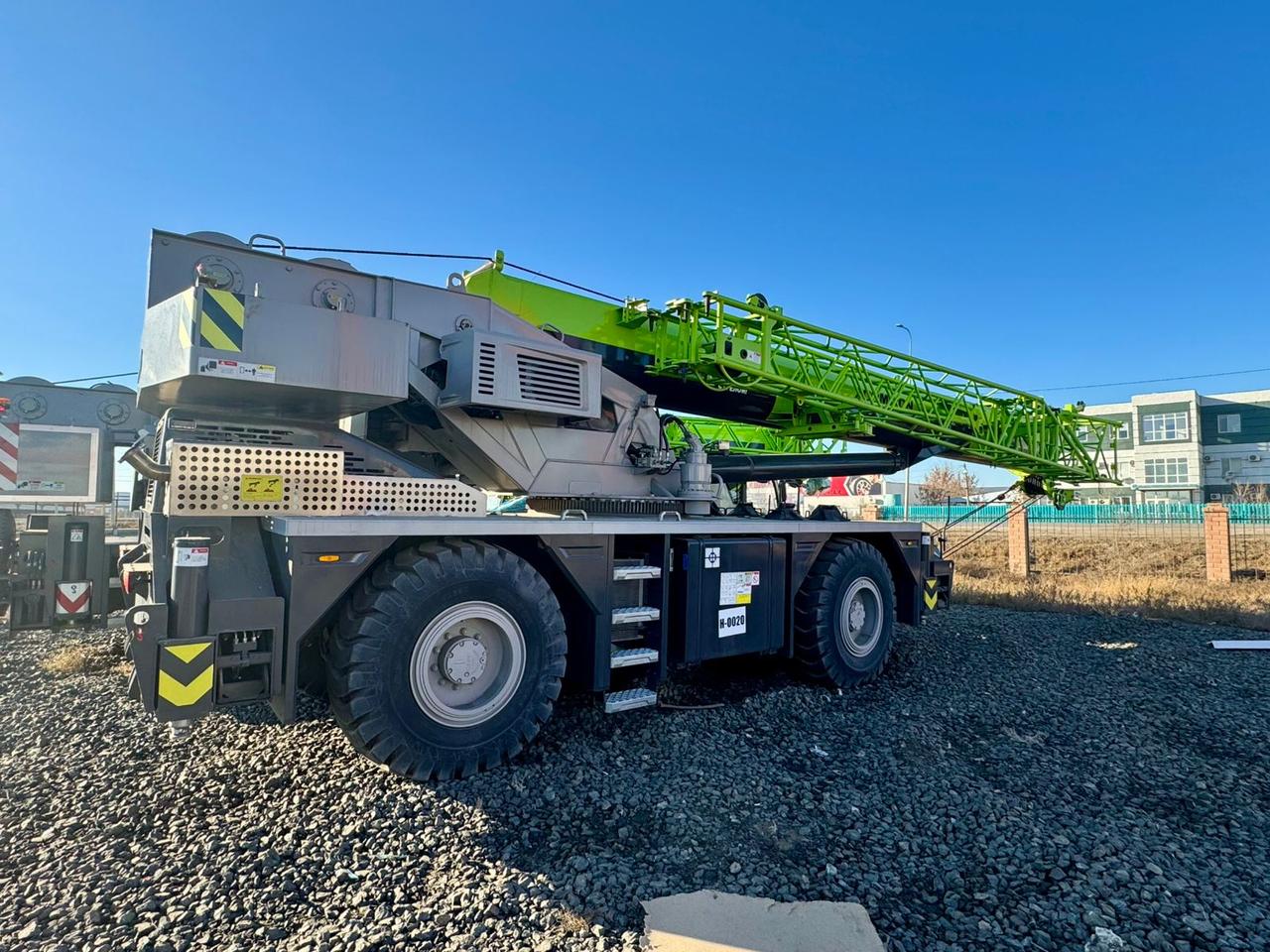 Короткобазный самоходный кран Zoomlion ZRT400