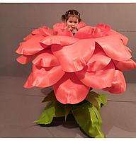 Трон в форме цветка на колесах