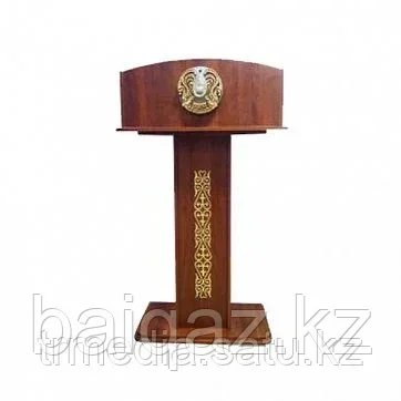 Трибуна для выступлений с гербом