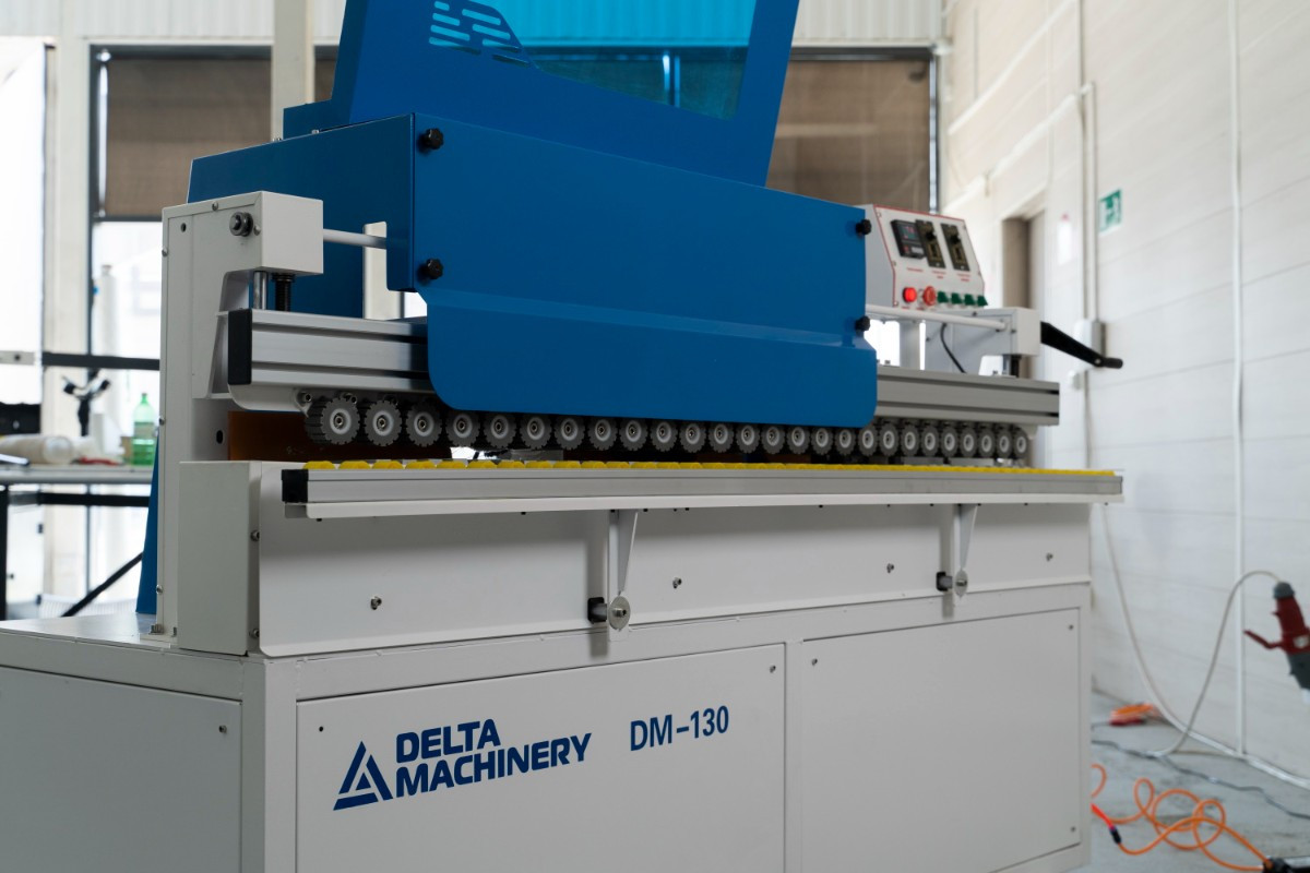 Автоматический кромкооблицовочный станок DELTAMACHINERY DM-130